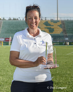 Suzanne lafrance reçoit le prix d’officielle de l’année au canada