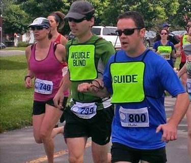 Plus qu'un simple coureur, le guide pour aveugle