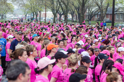 Une fille qui court ; un rassemblement de course 100% féminin